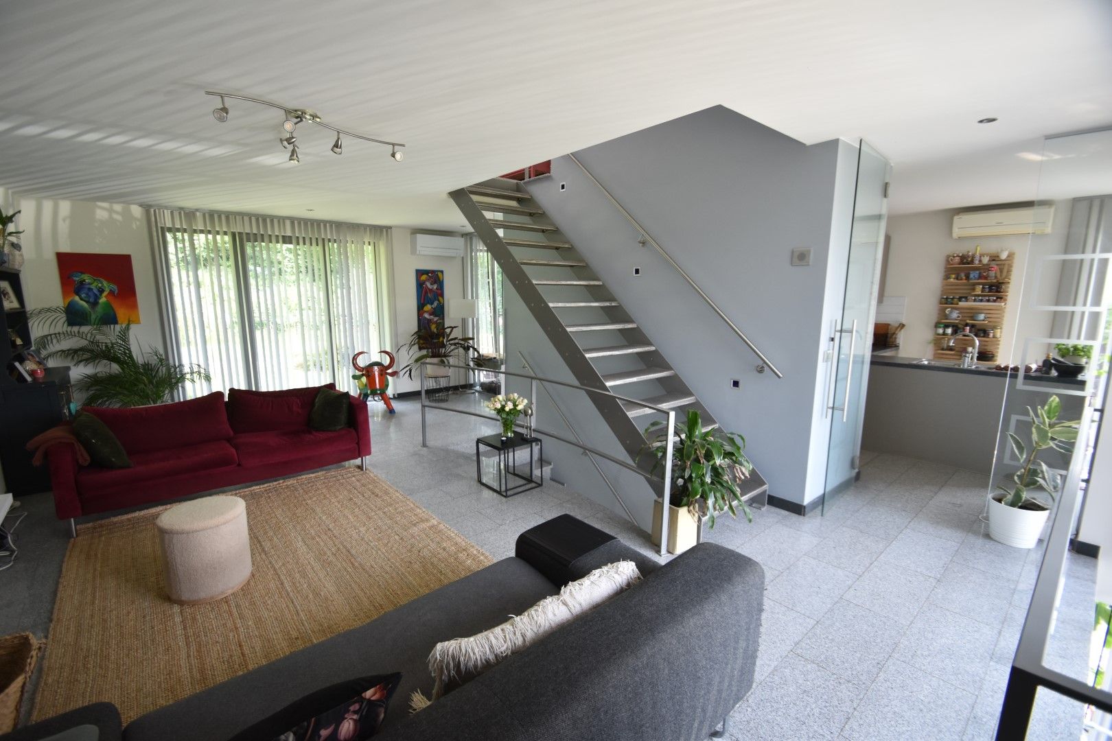 Moderne woning in rustige straat foto 3