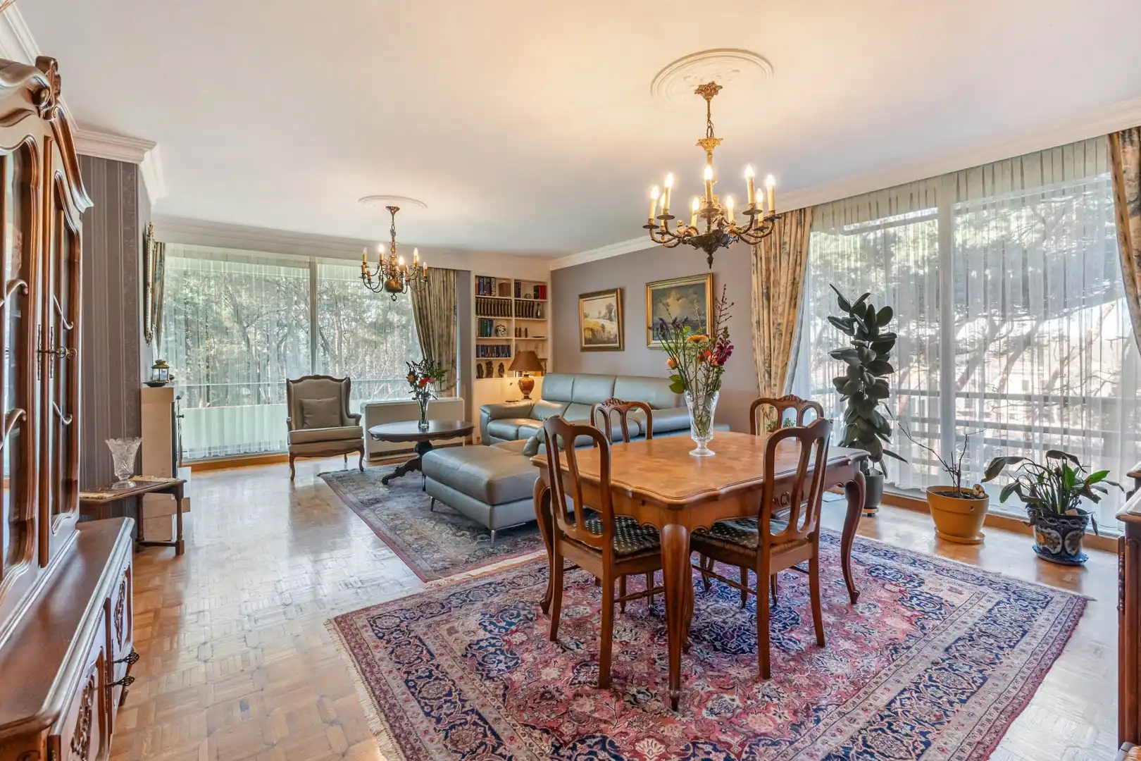 Ruim en lichtrijk appartement met 3 slaapkamers, balkons, garage en berging in Genk foto 8