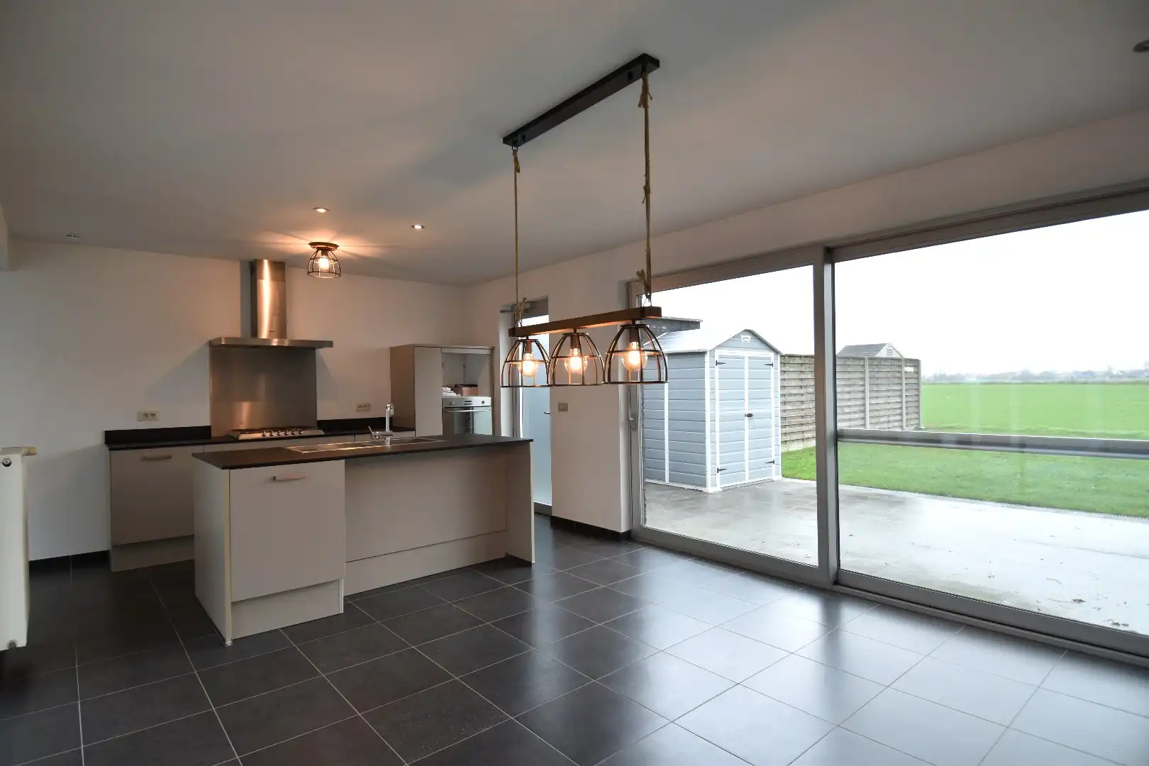 Vernieuwde eigendom met garage, tuin en topligging te koop aan de rand van Gullegem foto 3