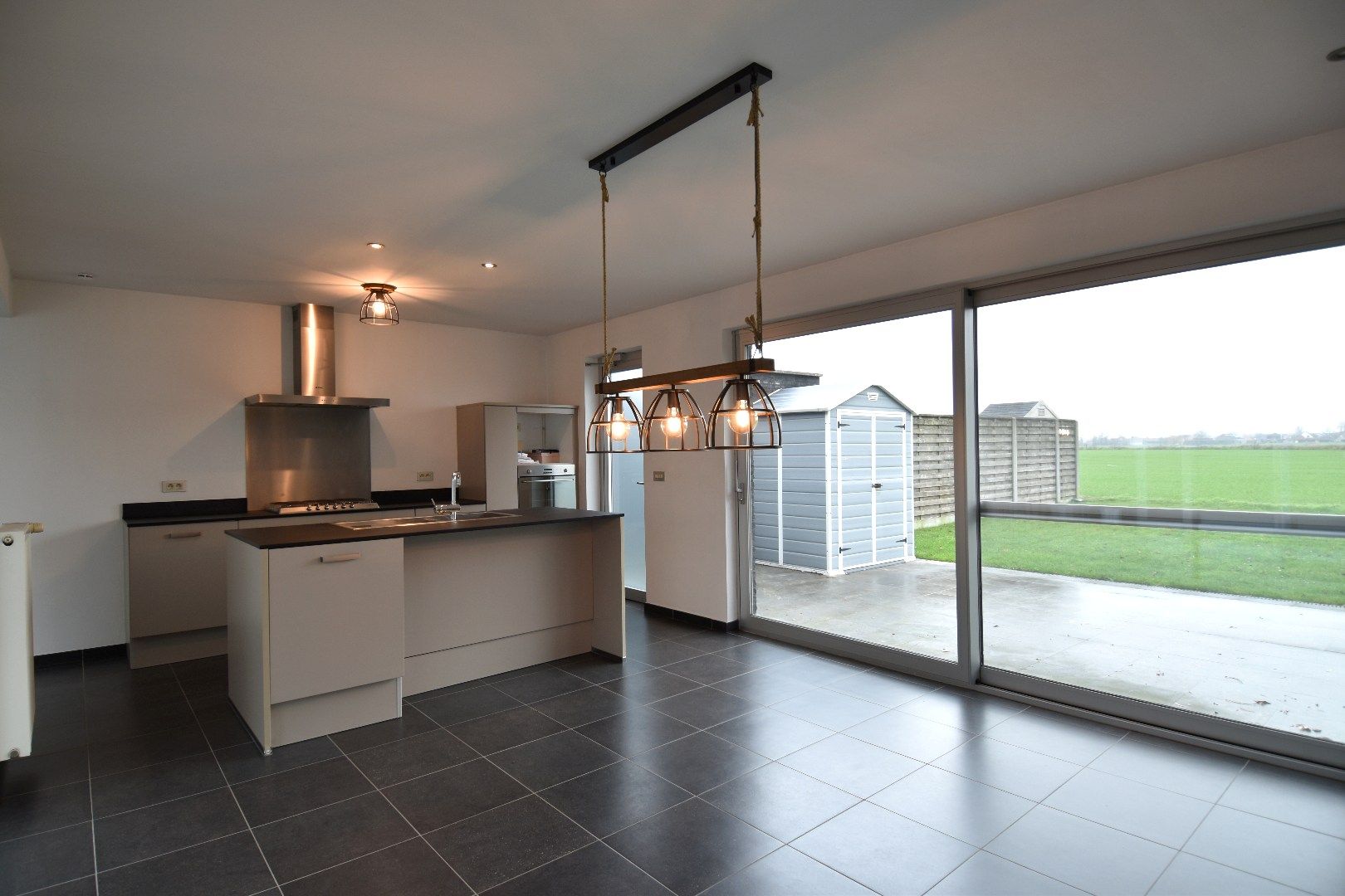 Vernieuwde eigendom met garage, tuin en topligging te koop aan de rand van Gullegem foto 3