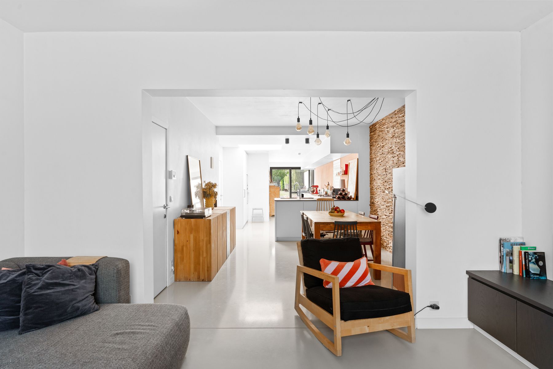 Volledig gerenoveerde 3-slpkamerwoning met tuin in Wetteren! foto {{pictureIndex}}