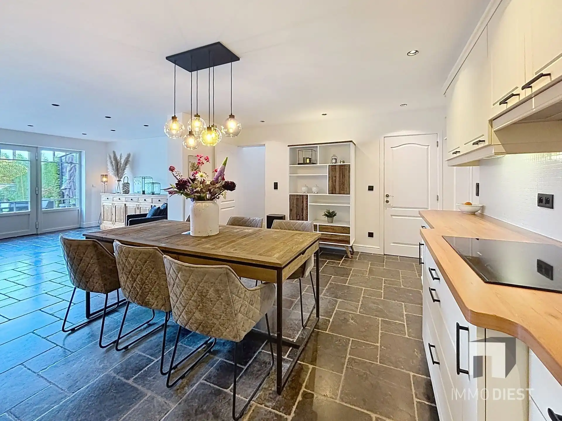 Trendy - volledig gerenoveerde woning met 3 slaapk en 2 badkamers foto 13