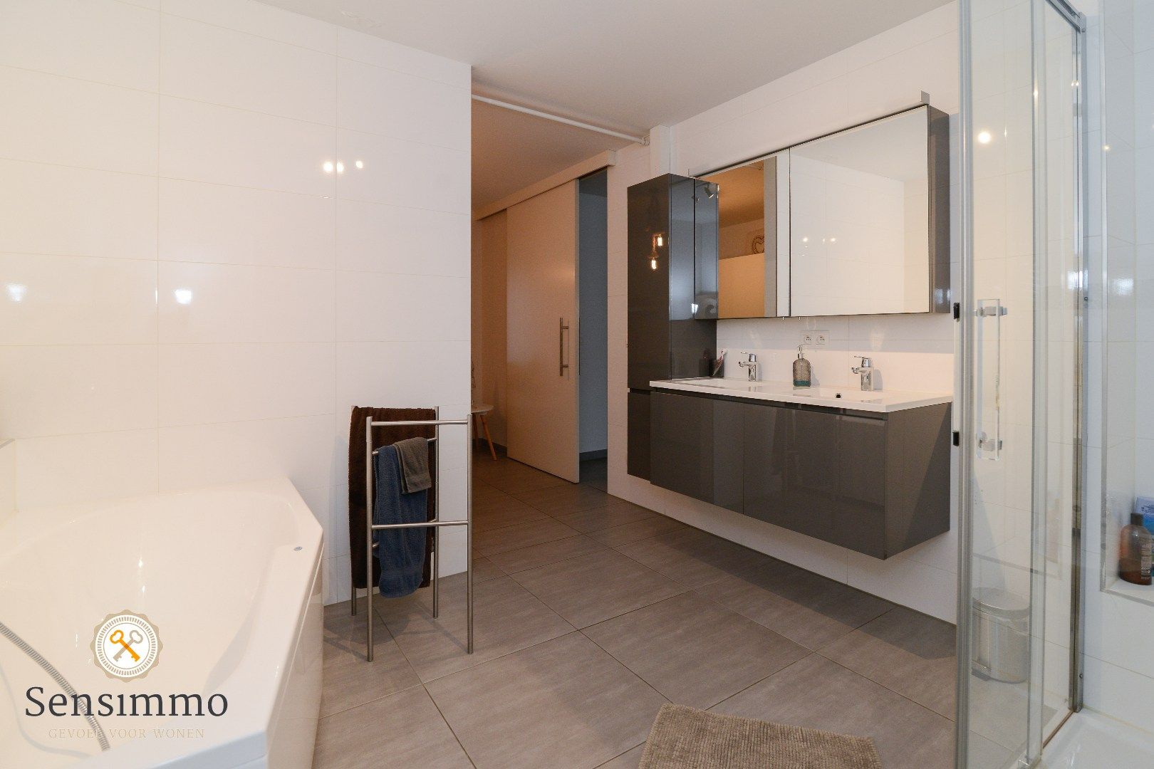 Modern en ruim appartement met 1 slaapkamer, dubbel terras en privé parking foto 19