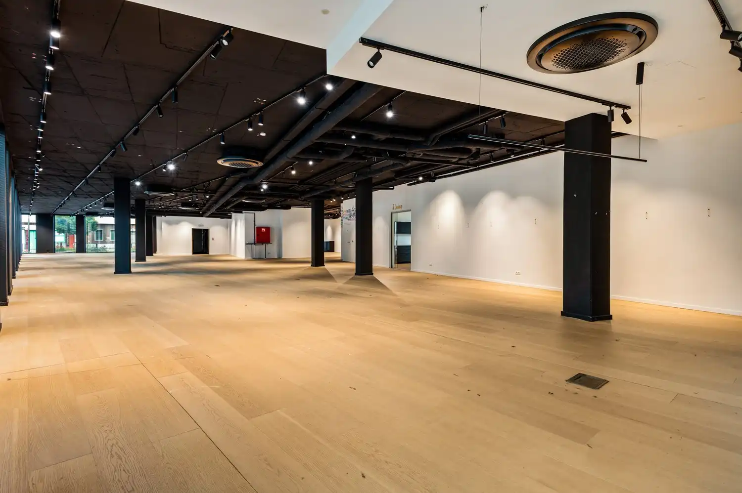 Riant handelspand (723m²) + 5 autostaanplaatsen & garagebox te Wijnegem! foto 8