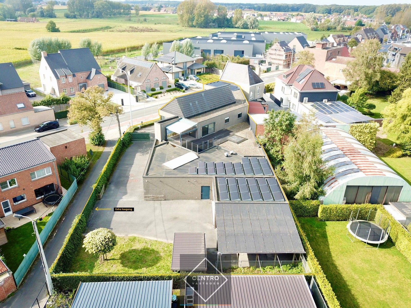 Instapklaar & quasi energieneutraal HANDELSPAND bestaande uit HANDELSRUIMTE (330m²), WERKPLAATS, dubbele GARAGE met binnenkoer en APPARTEMENT (4 slpkms). Inclusief 7 private parkeerplaatsen voor de deur! foto 2