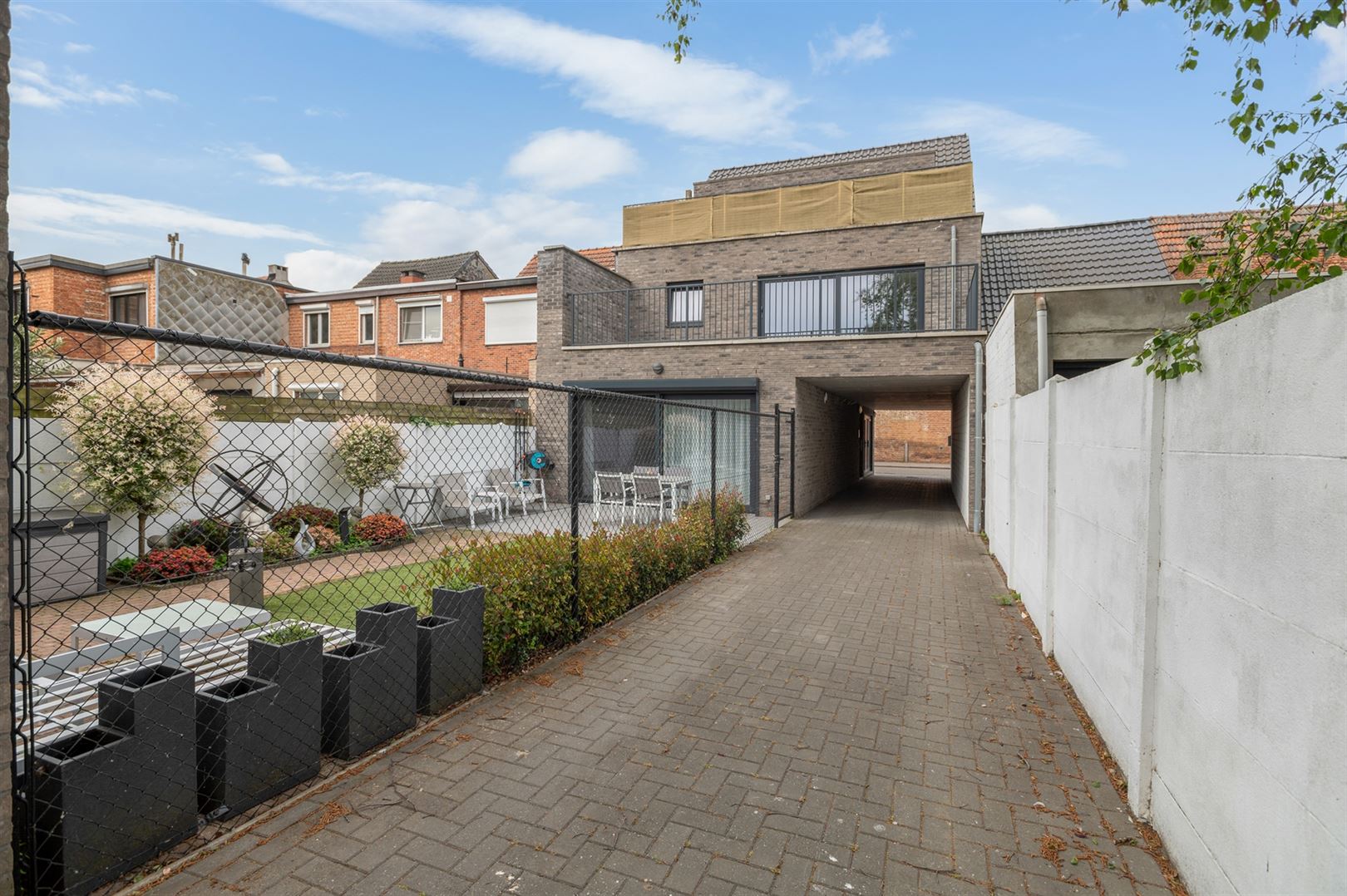 Recent appartement ca. 90m2 met twee slaapkamers, ruim terras en optionele garagebox. foto 2