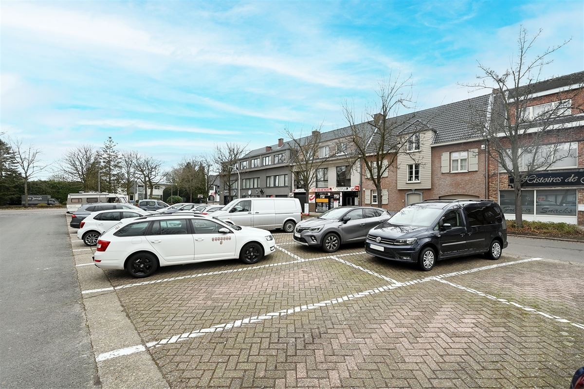 Mooi 1 slaapkamer appartement met handelsruimte en garage foto 30