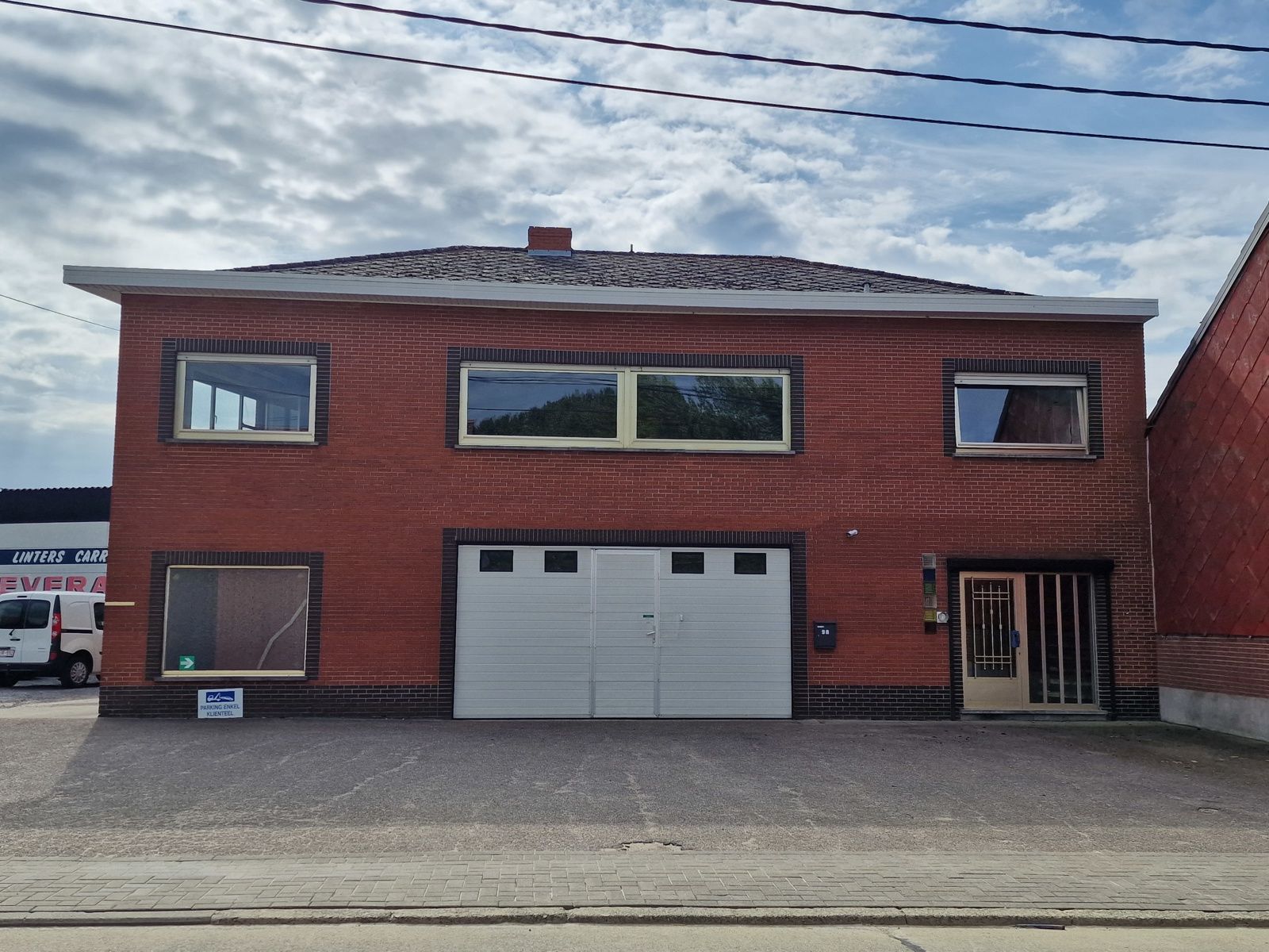 Hoofdfoto van de publicatie: Polyvalente garage 600m² met appartement te Ransberg (Linter)