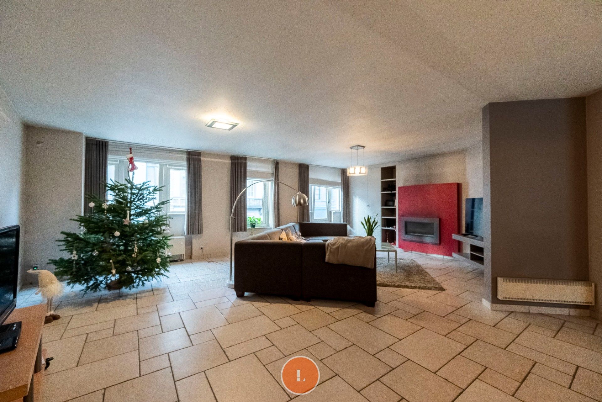 Handelspand met instapklaar zeer ruim duplexappartement. foto 2