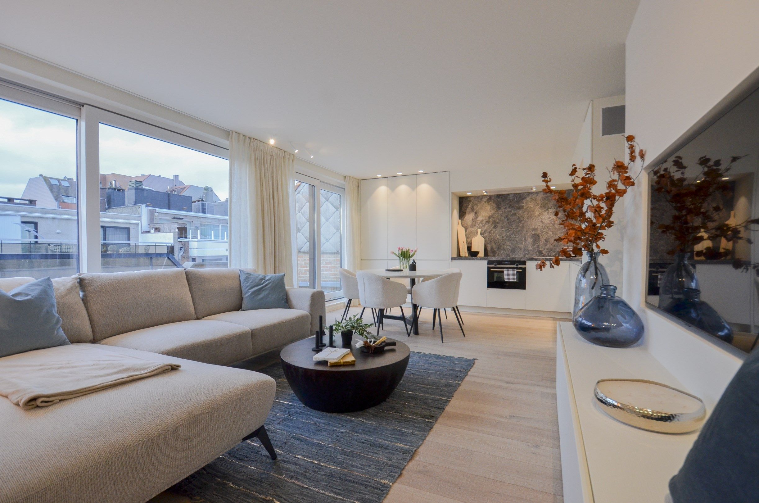 Volledig gerenoveerde penthouse met twee ruime terrassen (+/- 50 m²) gelegen op een boogscheut van de zee. foto 2