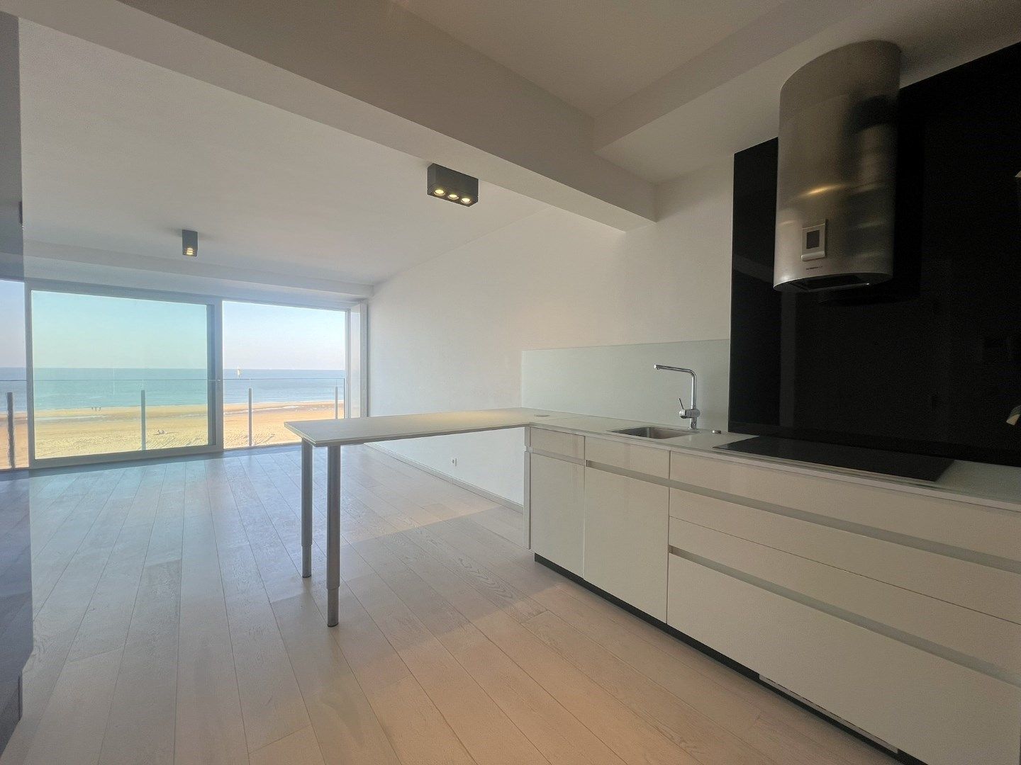 Appartement met frontaal zeezicht op een toplocatie langs de Zeedijk van het Zoute. foto 3