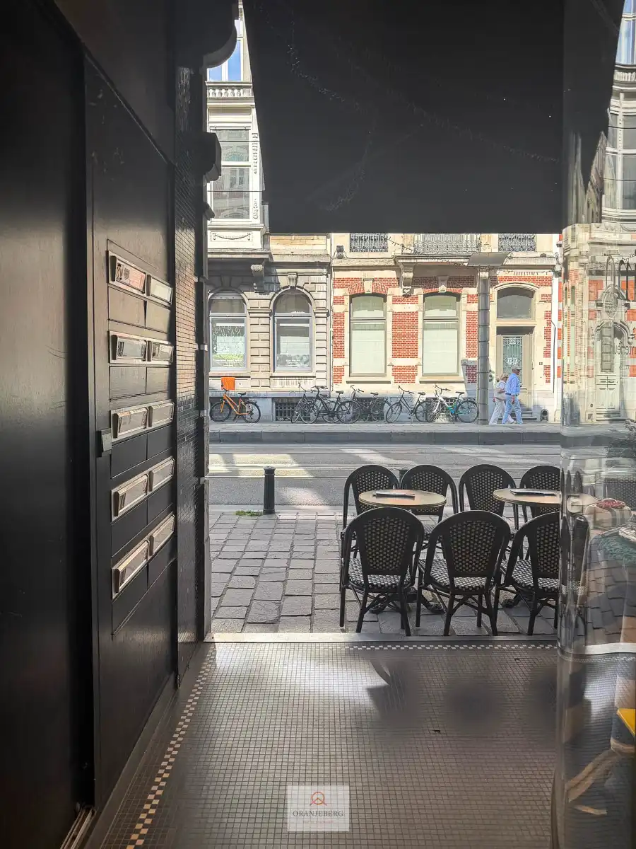 Charmant appartement in hartje stad met balkon foto 24