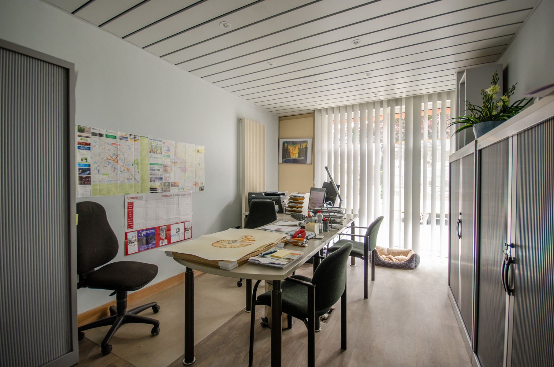 Uniek handelspand met ruim duplex-appartement en 4 garages! foto {{pictureIndex}}