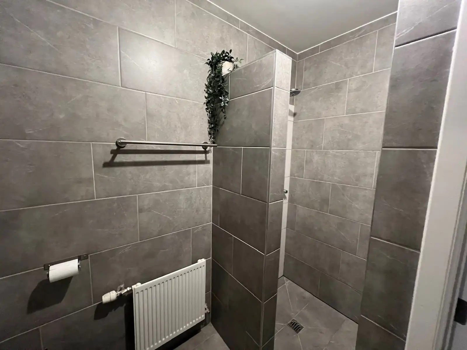 GLV app met 2 slpk, terras, tuin, parking en garagebox foto 17