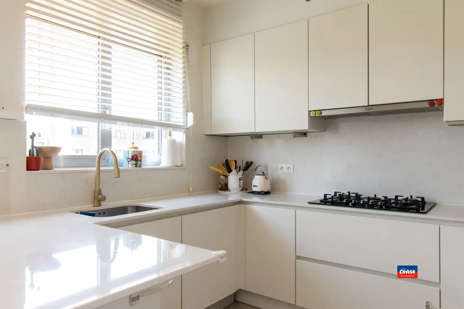 Gerenoveerde woning met 3 slpks, tuin en 2 garages foto 4