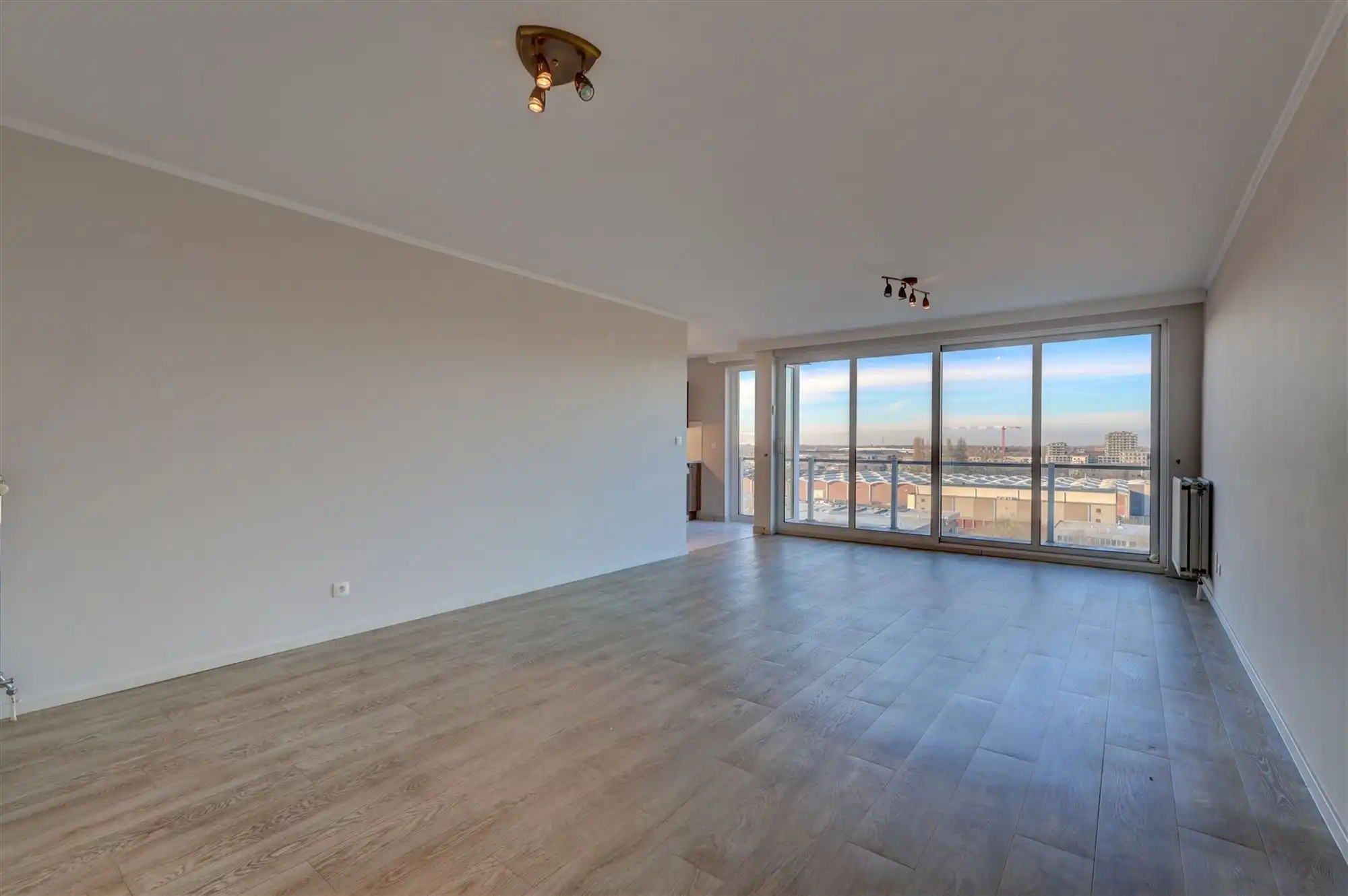 Instapklaar 2-slaapkamerappartement met leuk terras te Linkeroever foto {{pictureIndex}}