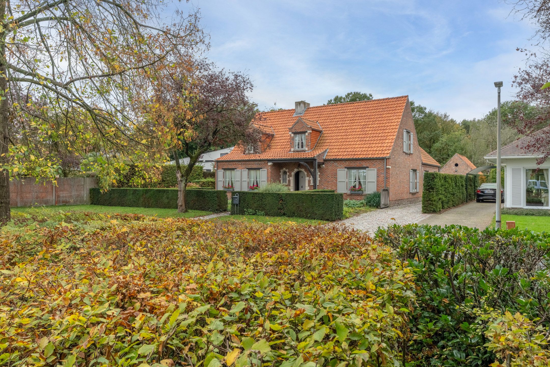 Ruime woning met o.a. 3 slpks (mogelijk meer) en garage. foto {{pictureIndex}}