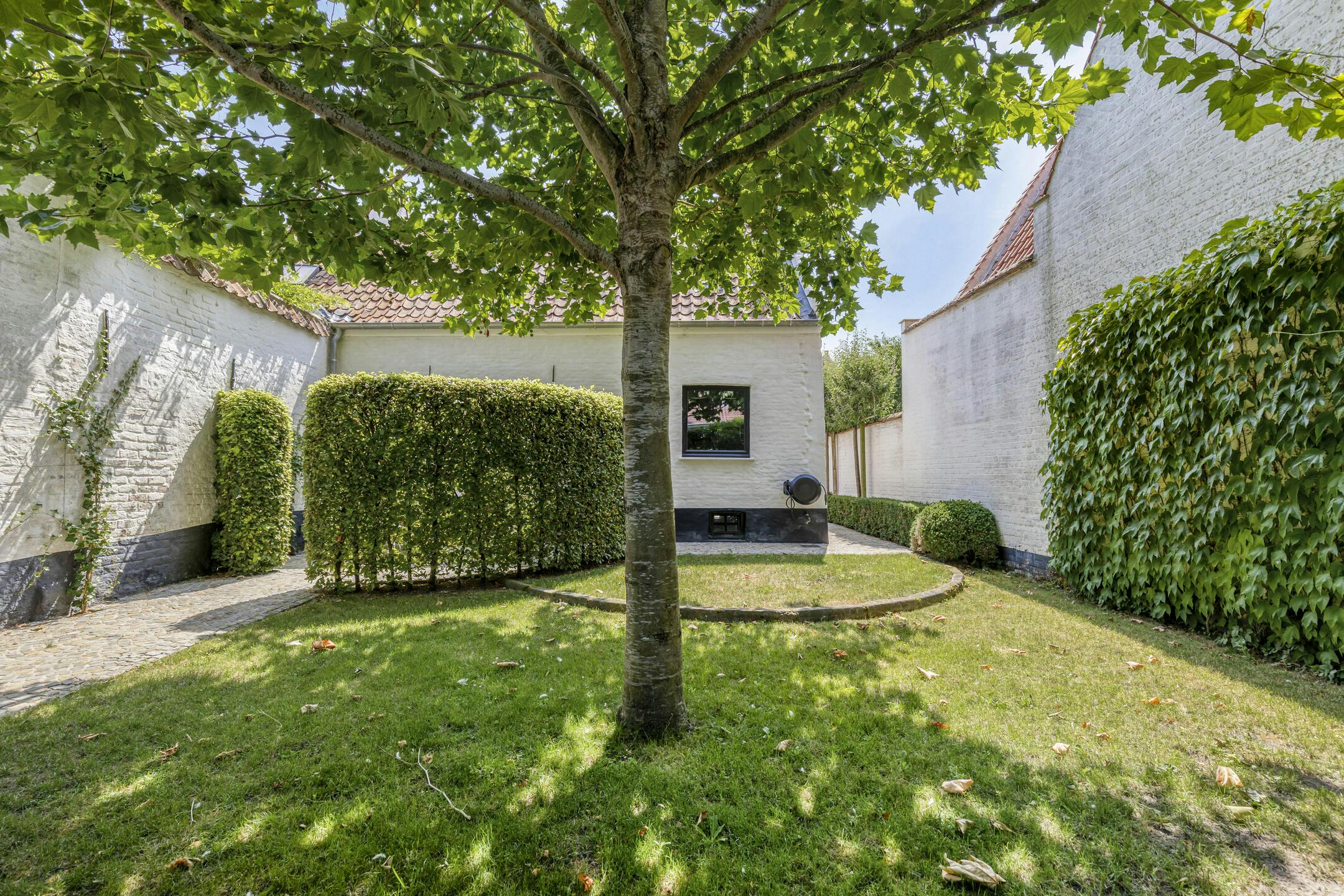 Uitzonderlijk huis in hartje Damme foto {{pictureIndex}}