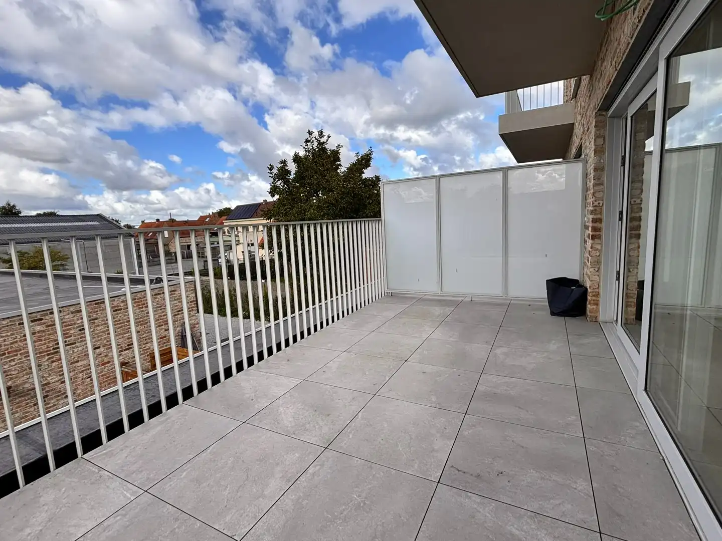 Ruim tweeslaapkamerappartement met terras en garage foto 7