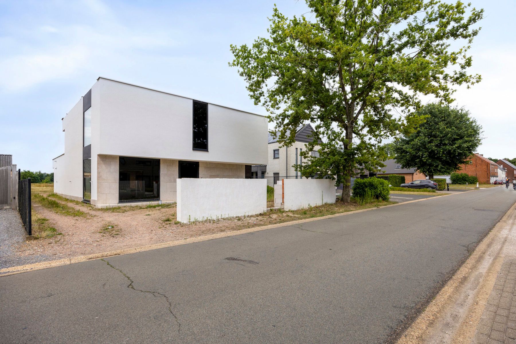 Moderne nieuwbouw villa met strak design – nog verder af te werken naar eigen smaak! foto {{pictureIndex}}