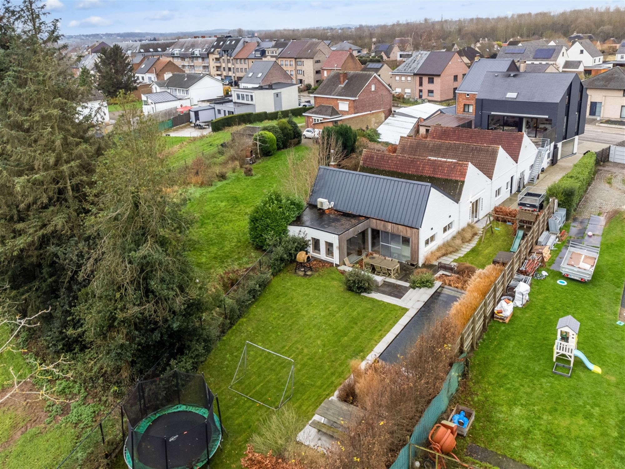 Veelzijdig gebouw bestaande uit handelspand/kantoorruimte, woonst met 4 slpks en tuinloft met 1 slpk foto 6