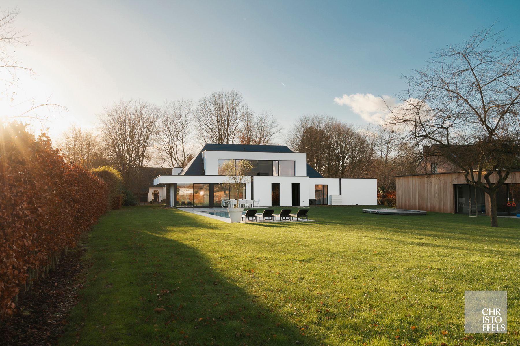High-end gerenoveerde eigentijdse villa op een perceel van 4.379m² te Hasselt! foto {{pictureIndex}}