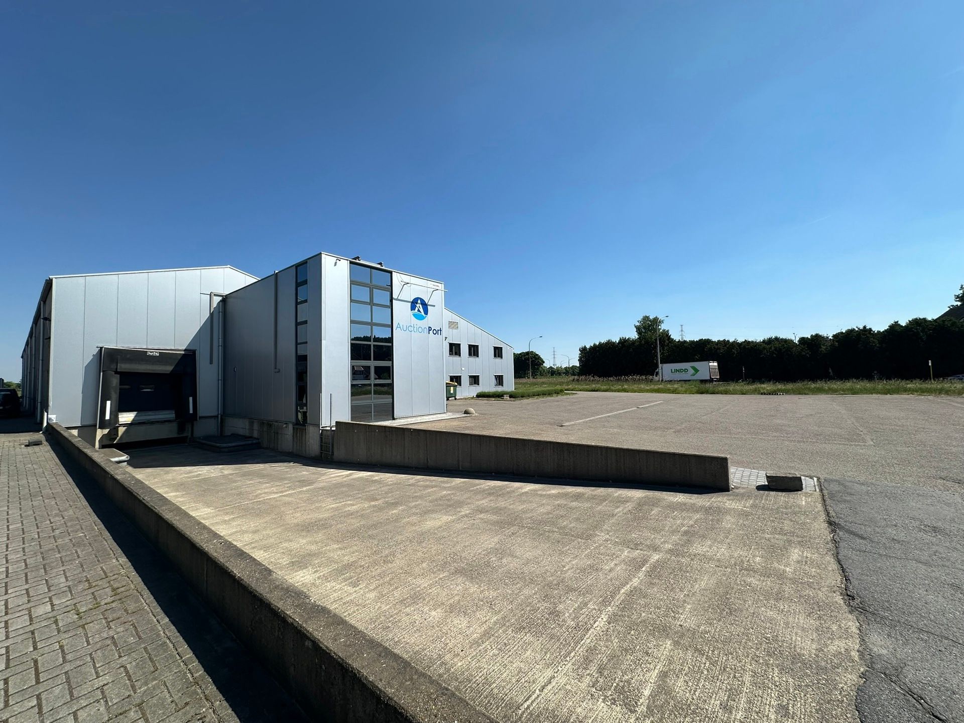 Bedrijfsgebouw op uitstekende locatie foto 4