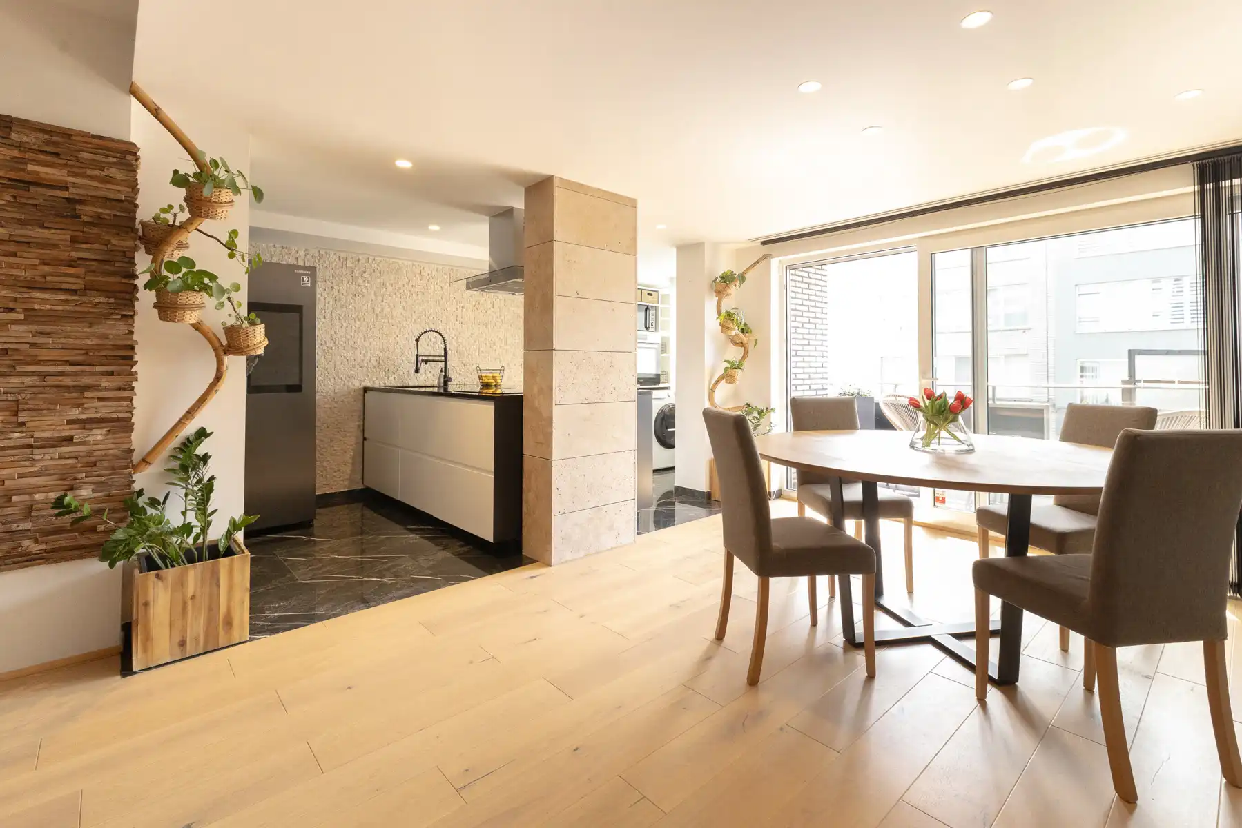 Lichtrijk en modern appartement met 2 slaapkamers foto 2