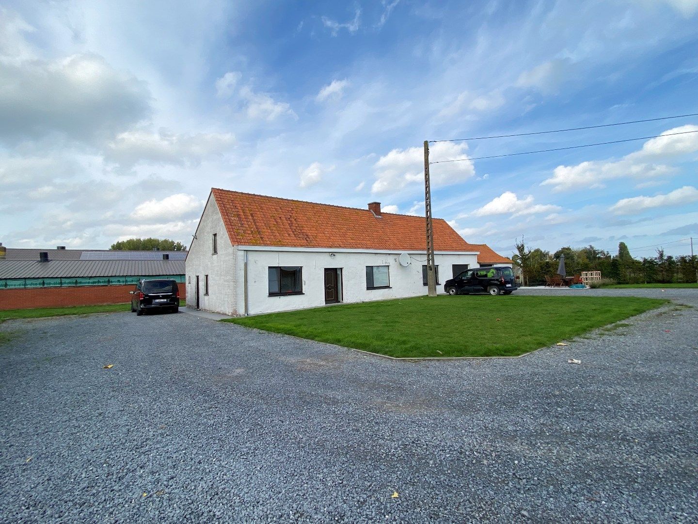 LANDELIJK GELEGEN ALLEENSTAANDE WONING MET 2 GARAGES IN KANEGEM foto 1