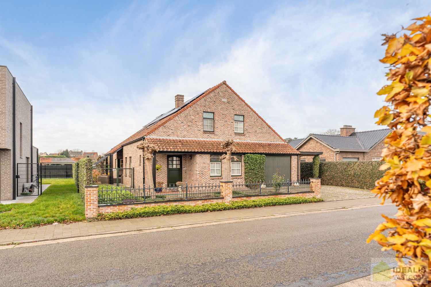 RUIME, INSTAPKLARE EN ENERGETISCH AANGEPASTE WONING VOORZIEN VAN 15 ZONNEPANELEN EN ZONNEBOILER. RIANTE WOONKAMER, KNAPPE KEUKEN, APART BUREEL, APARTE HOBBYRUIMTE, FIJNE WASPLAATS, 4 SLAAPKAMERS, 2 BADKAMERS EN INPANDIGE GARAGE! foto 3