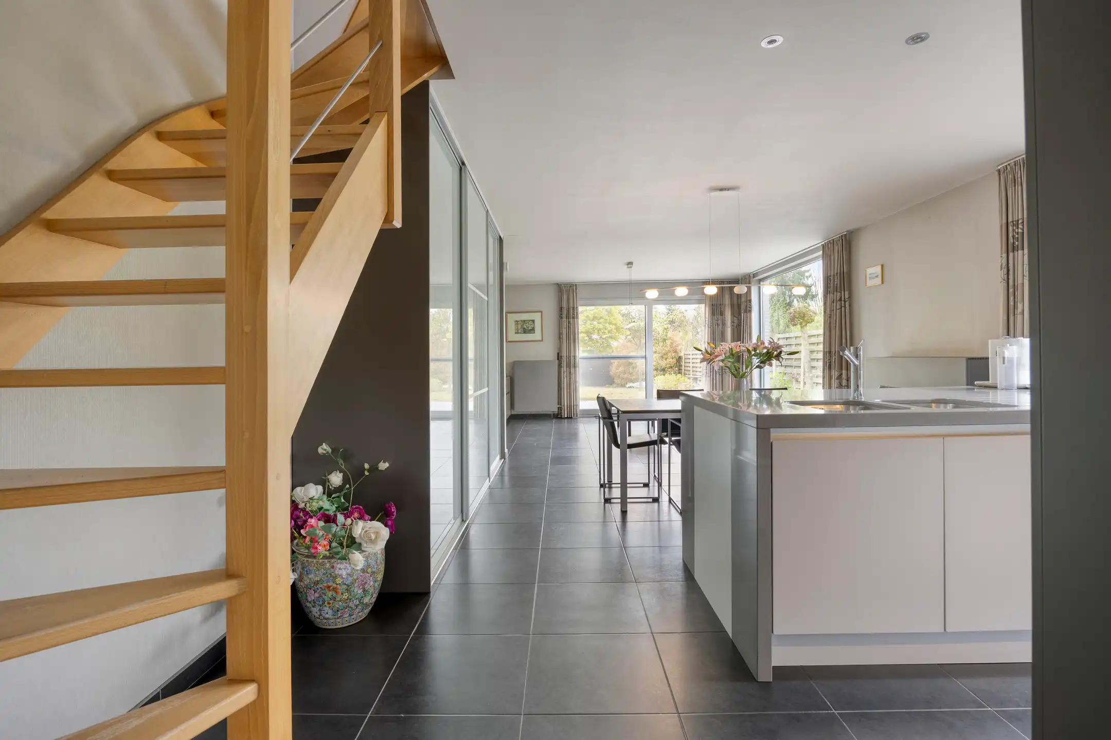 Moderne halfopenbebouwing op een rustige centrale locatie foto 2