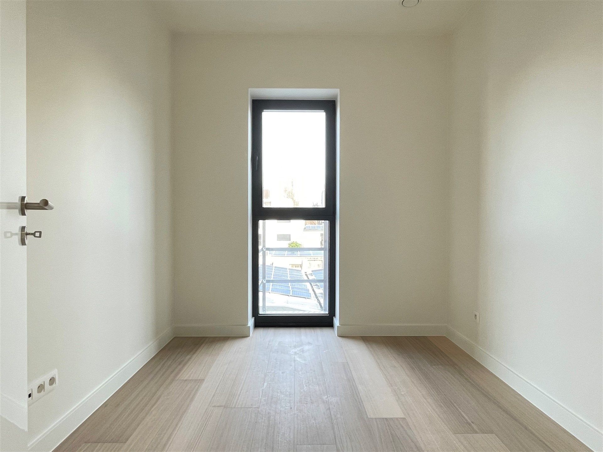 Lichtrijk nieuwbouw appartement met terras en garageplaats foto 7
