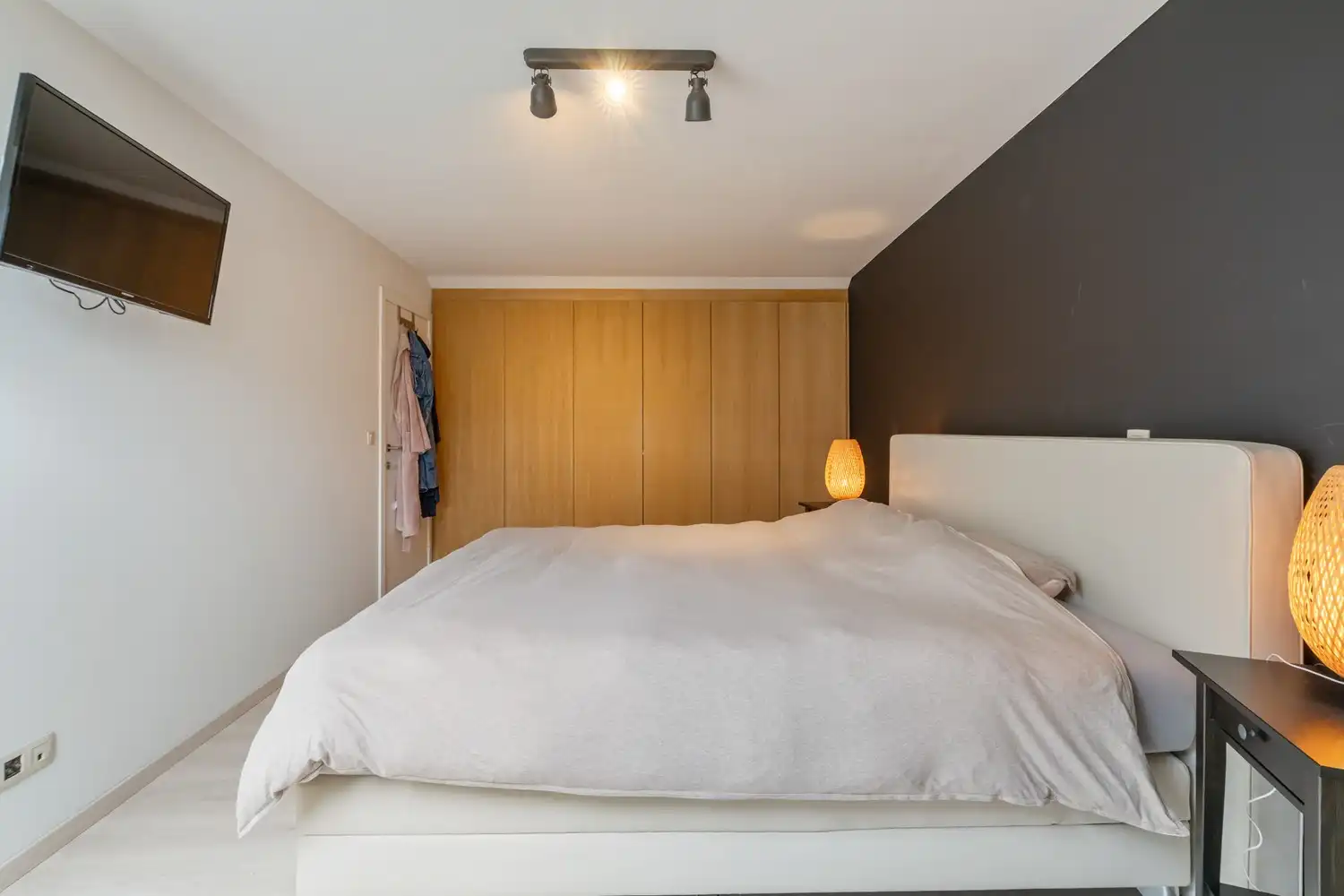 Ruim, modern appartement met huiselijk comfort en dubbele garage in hartje Herderen foto 14