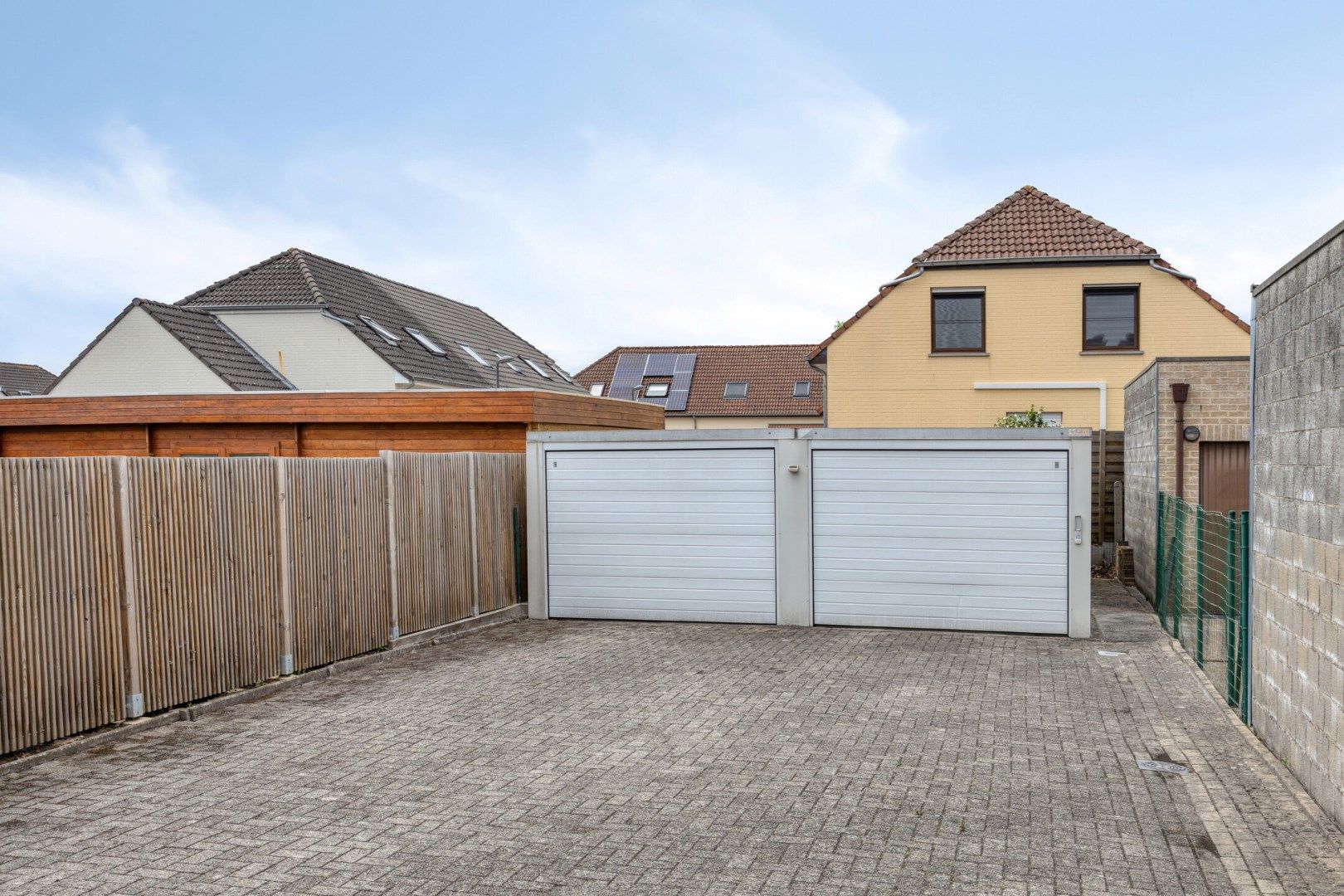 Opbrengsteigendom met 3 appartementen + 2 garages – toplocatie in Merchtem! foto 9
