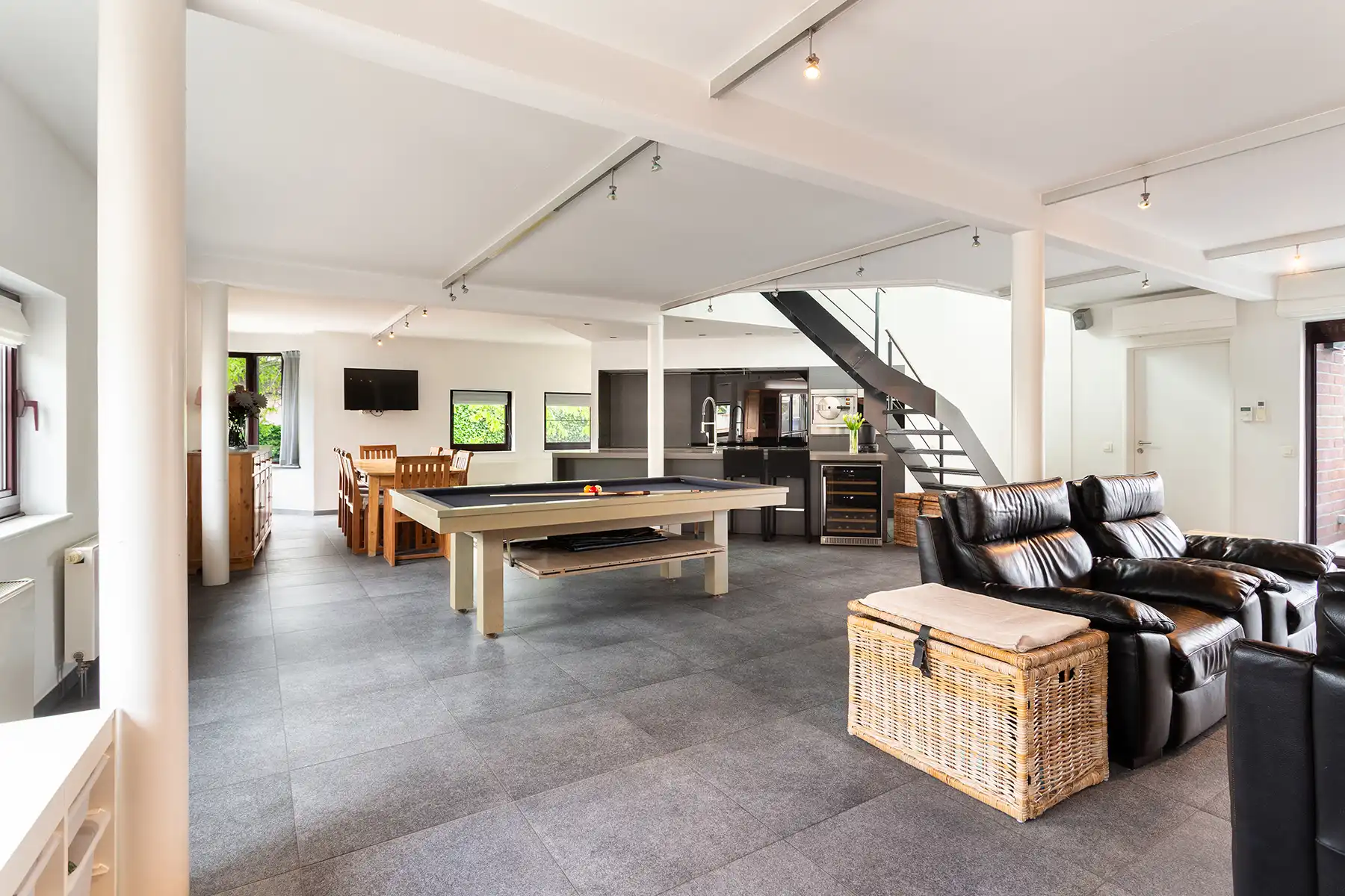 Modern gebouw met handel gelijkvloers en duplex-appartement. foto 11