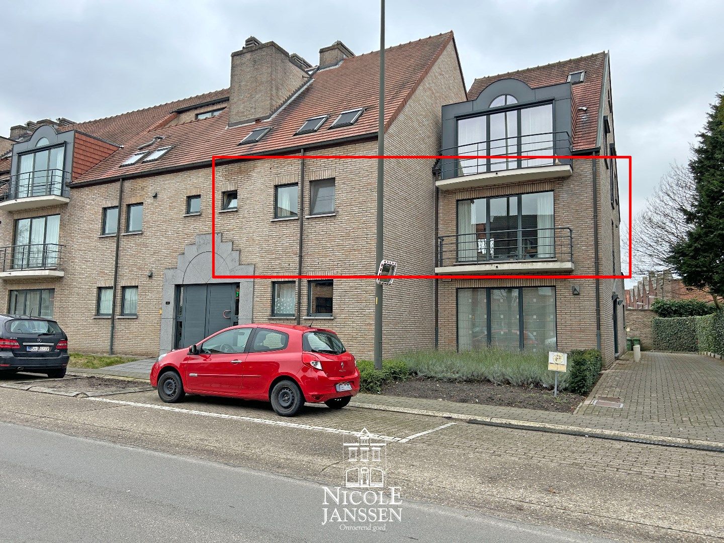 Verzorgd, instapklaar appartement met twee ruime terrassen, kelderberging en afgesloten garagebox  foto {{pictureIndex}}