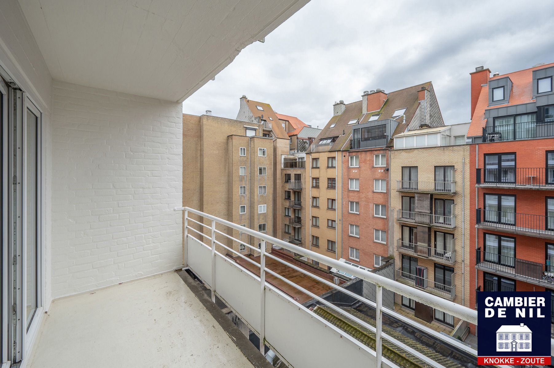 Gemeubeld appartement met frontaal zeezicht foto 17