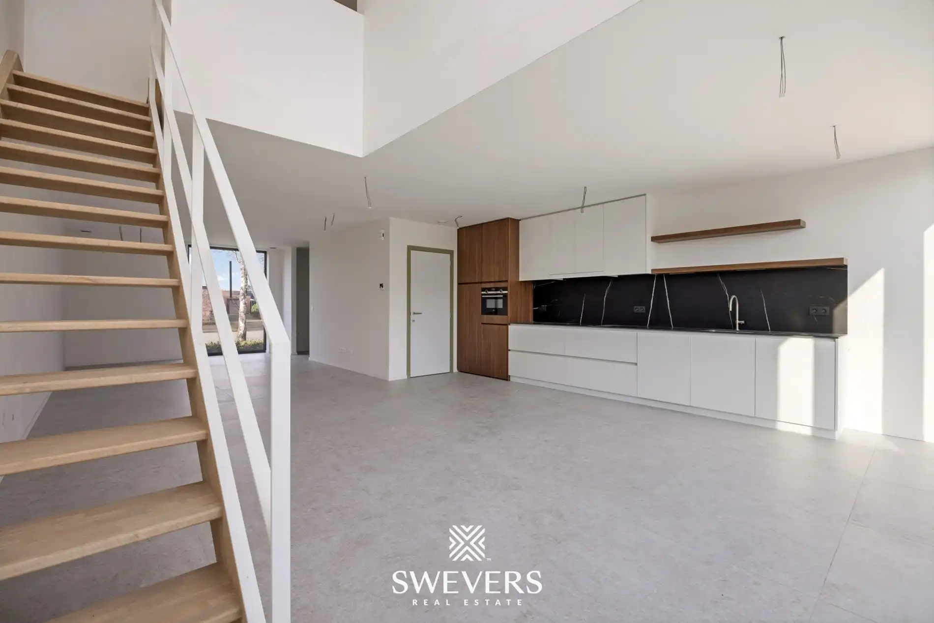 Moderne woning met open leefruimte en tuin foto 13