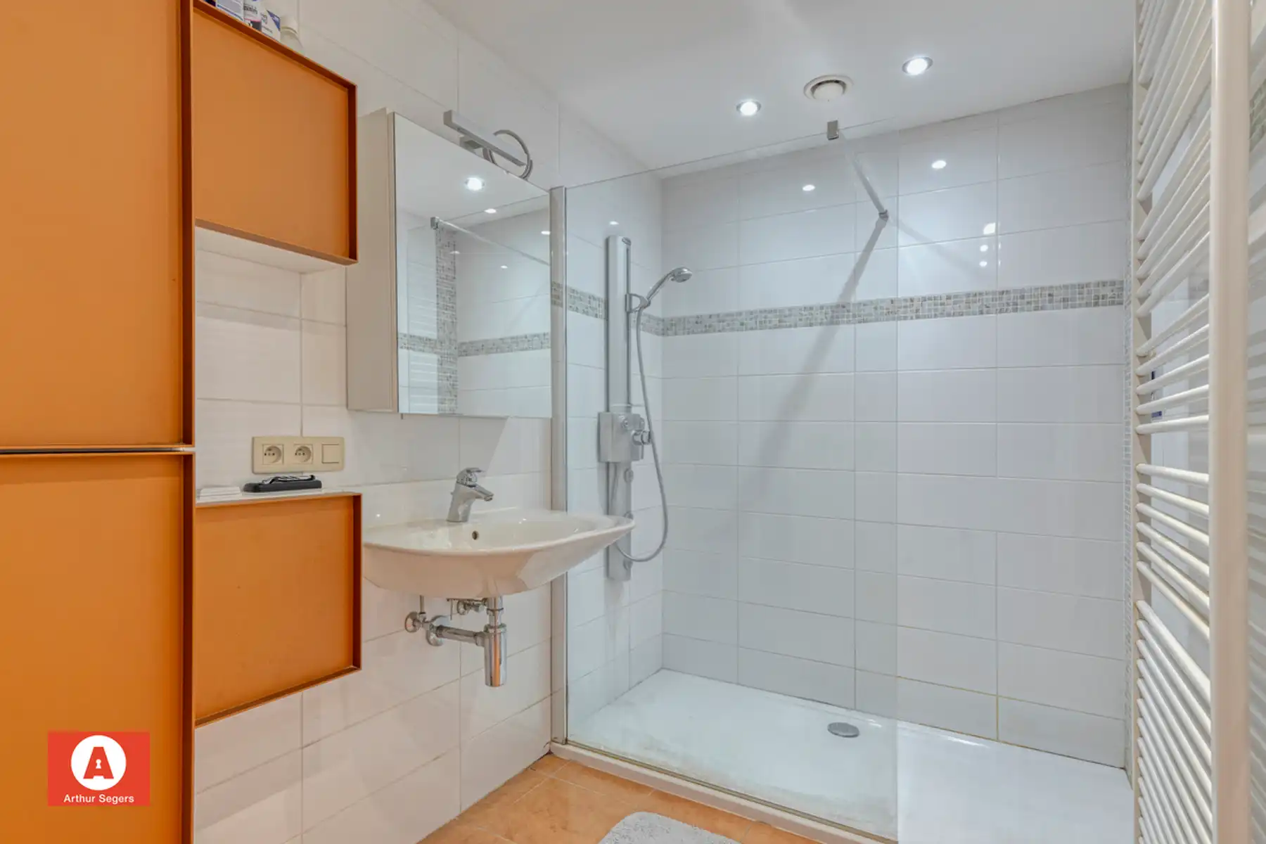 Recent Gelijkvloers appartement met tuin en parkeerplaats. foto 14