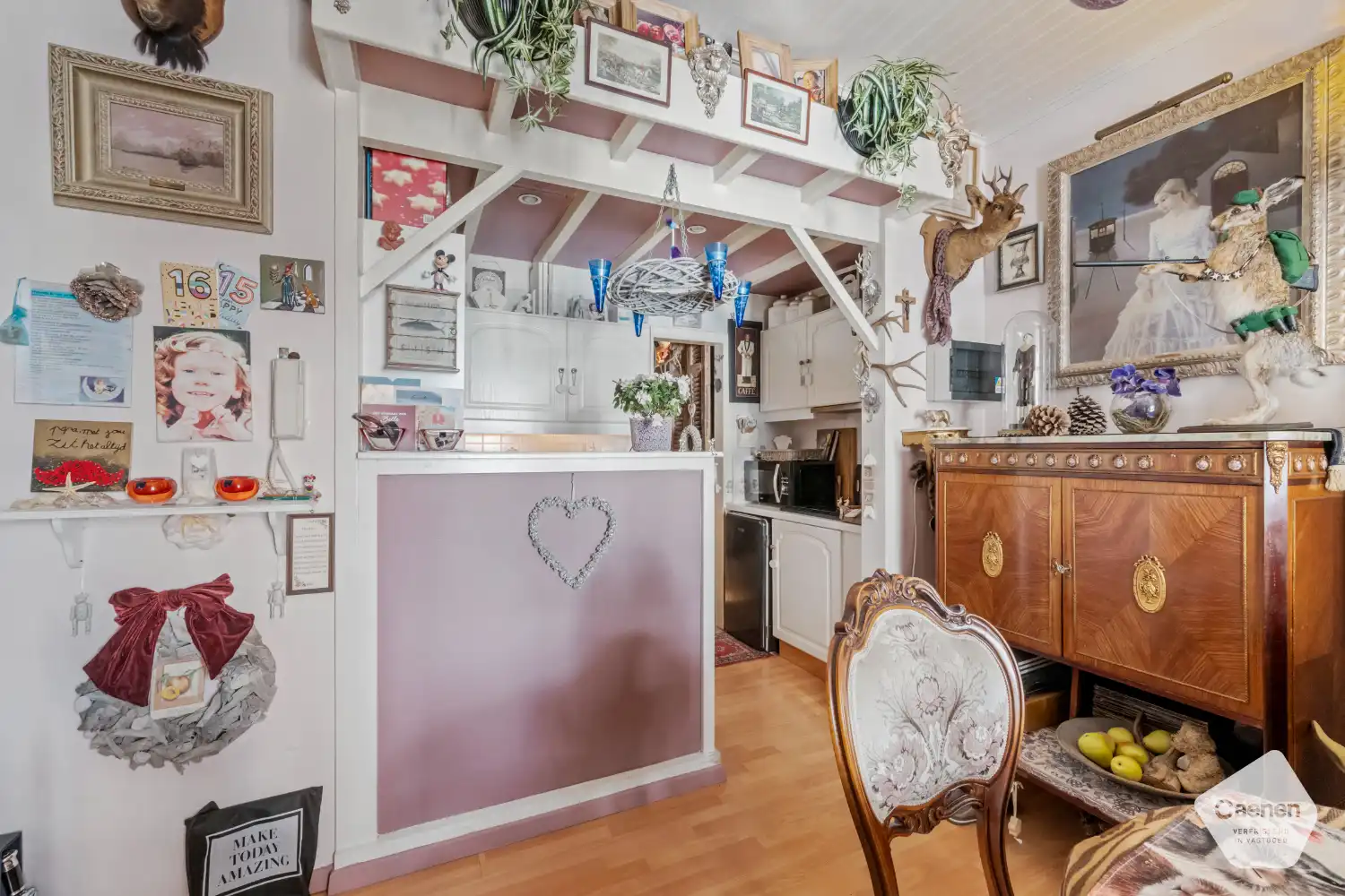 Op te frissen centraal gelegen 2 slaapkamer appartement foto 6