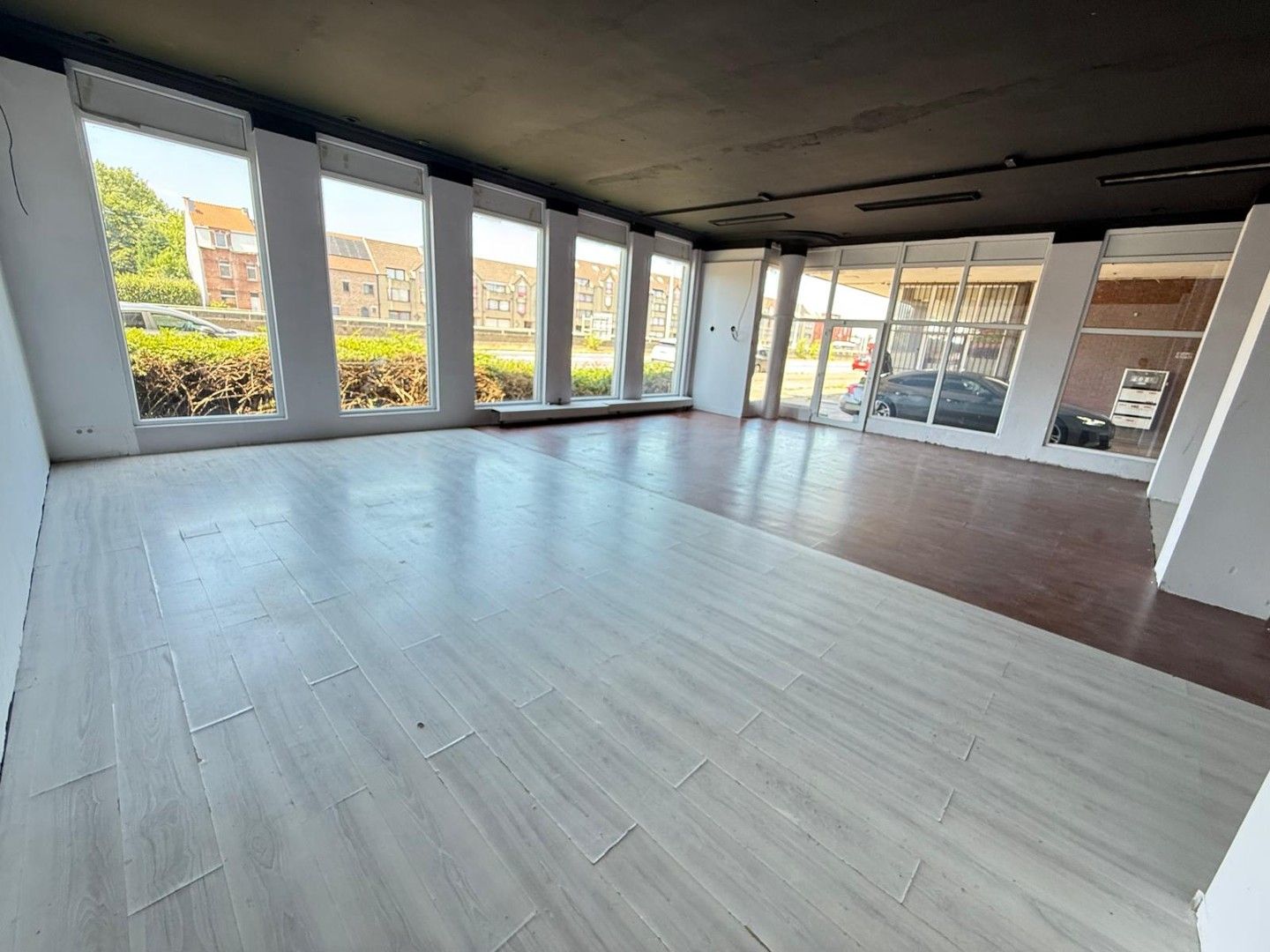 Gelijkvloerse winkelruimte van +/- 136 m² op uitermate centrale ligging in de onmiddellijke nabijheid van grote verbindingswegen. Algemene onkosten : € 100/mnd.
Beschikbaarheid overeen te komen. foto 4