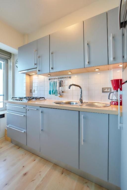 INSTAPKLARE STUDIO MET SCHITTEREND ZICHT OP ZEE  foto 17