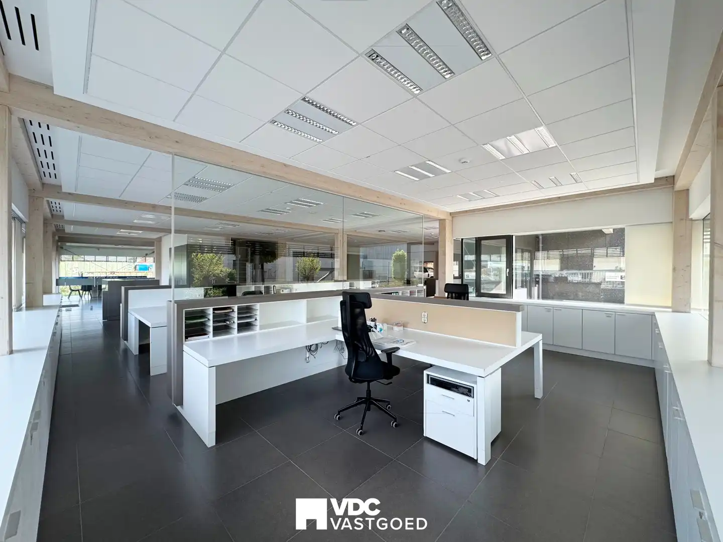 Representatief bedrijfscomplex met kantoren, dubbele industriehal, vergaderfaciliteiten, woongelegenheid en zonnepanelen foto 17