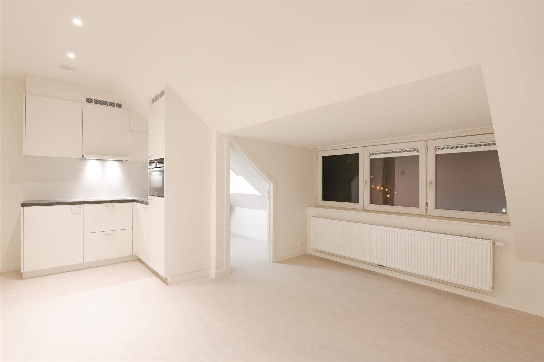 Dakappartement in kleinschalig gebouw  foto {{pictureIndex}}