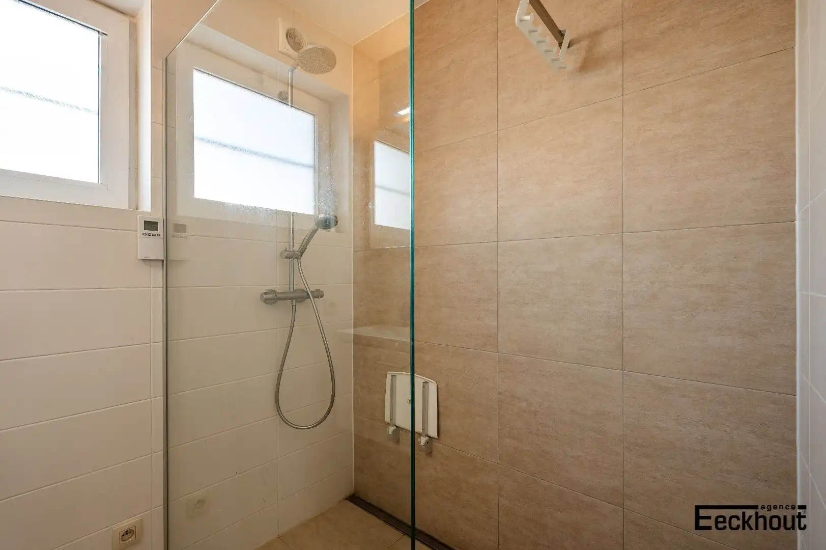 Instapklare woning met garage en tuin op enkele passen van het strand! foto 13