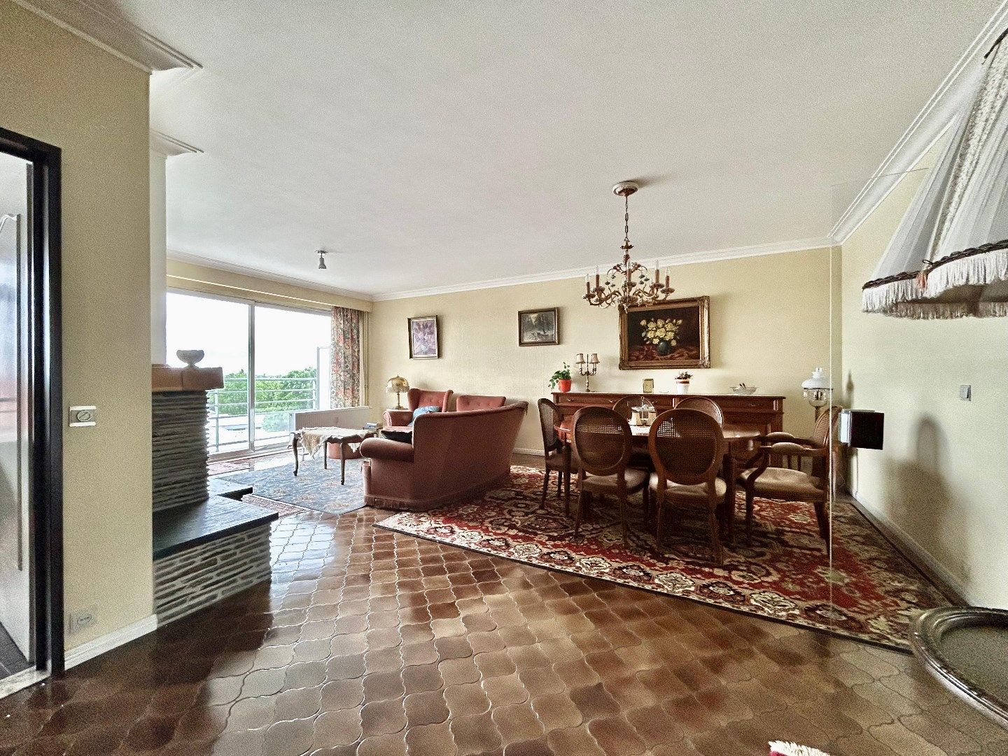 Mooi verzorgd en ruim 2slpk appartement met berging en autostaanplaats foto 3