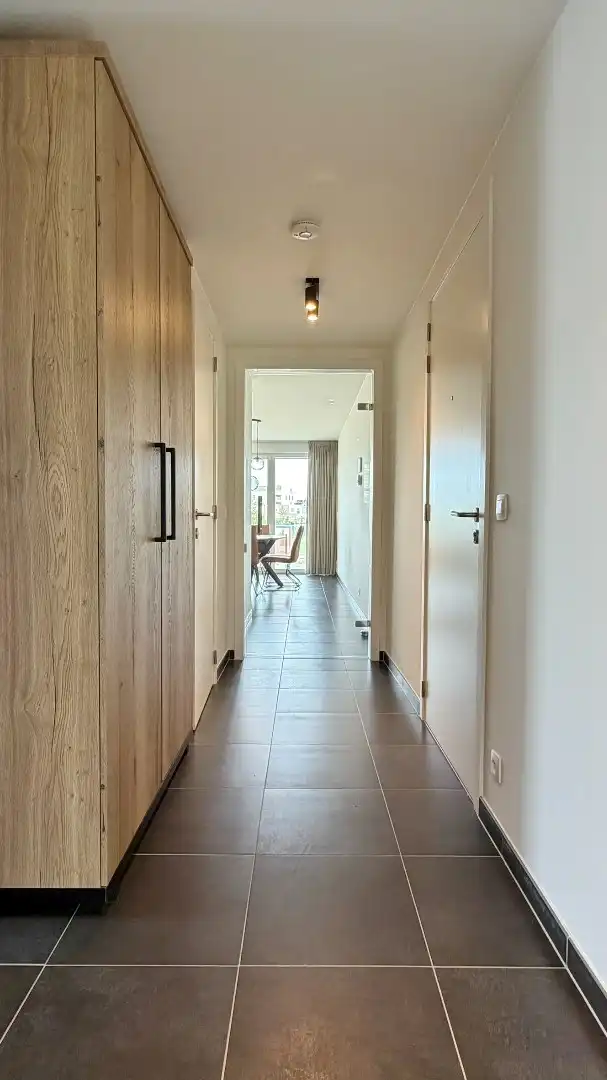 Recent, lichtrijk appartement met twee slaapkamers, zonnig terras en autostaanplaats.  foto 2