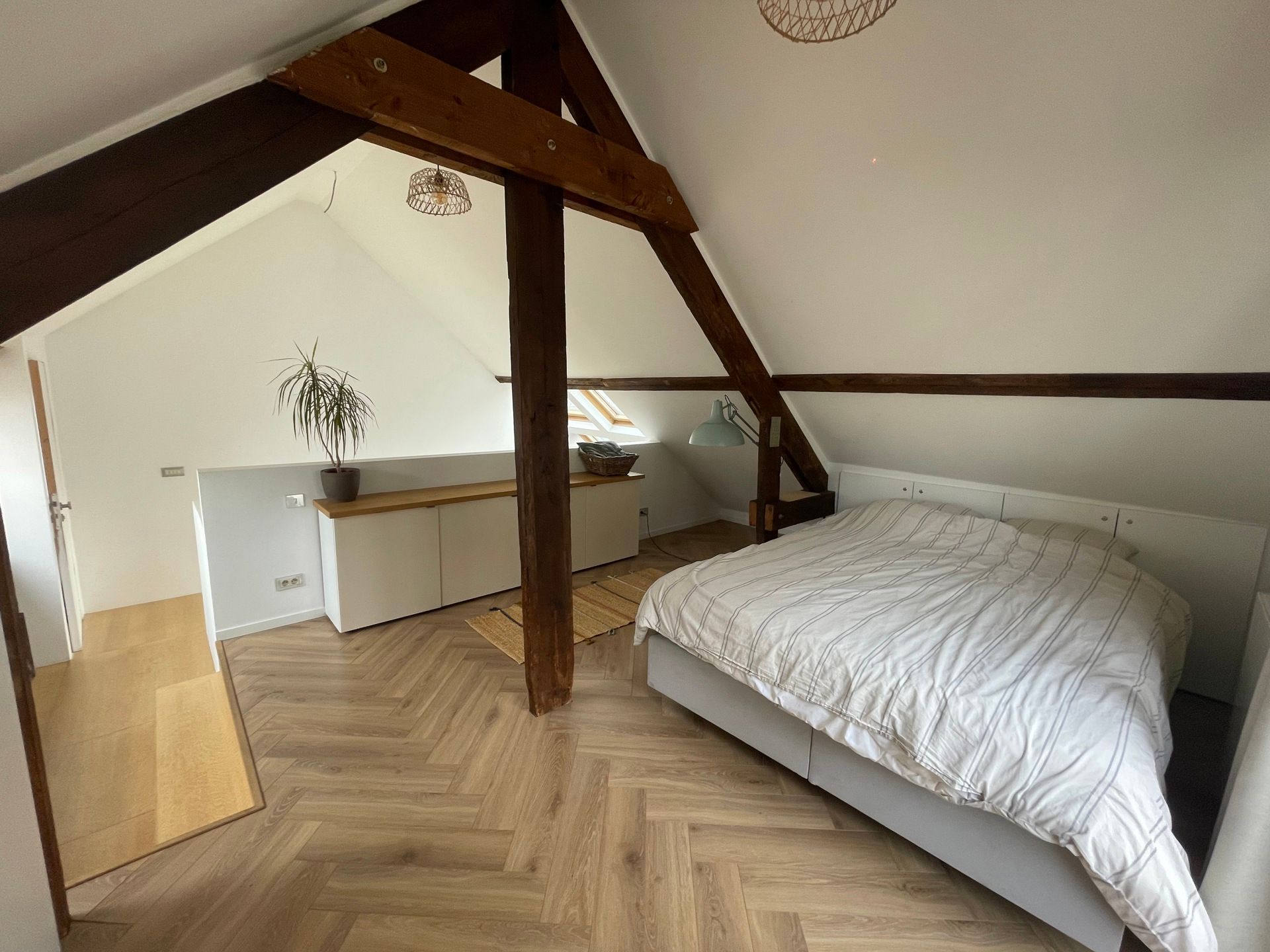 Bemeubelde loft met veel lichtinval foto 7