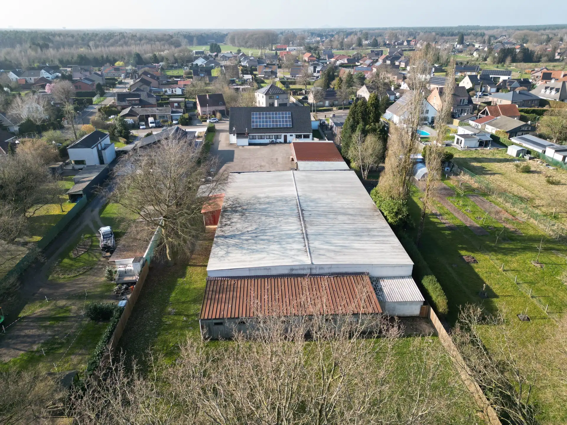 TE KOOP: RUIME WONING MET ACHTERLIGGENDE LOODS IN ZUTENDAAL foto 2