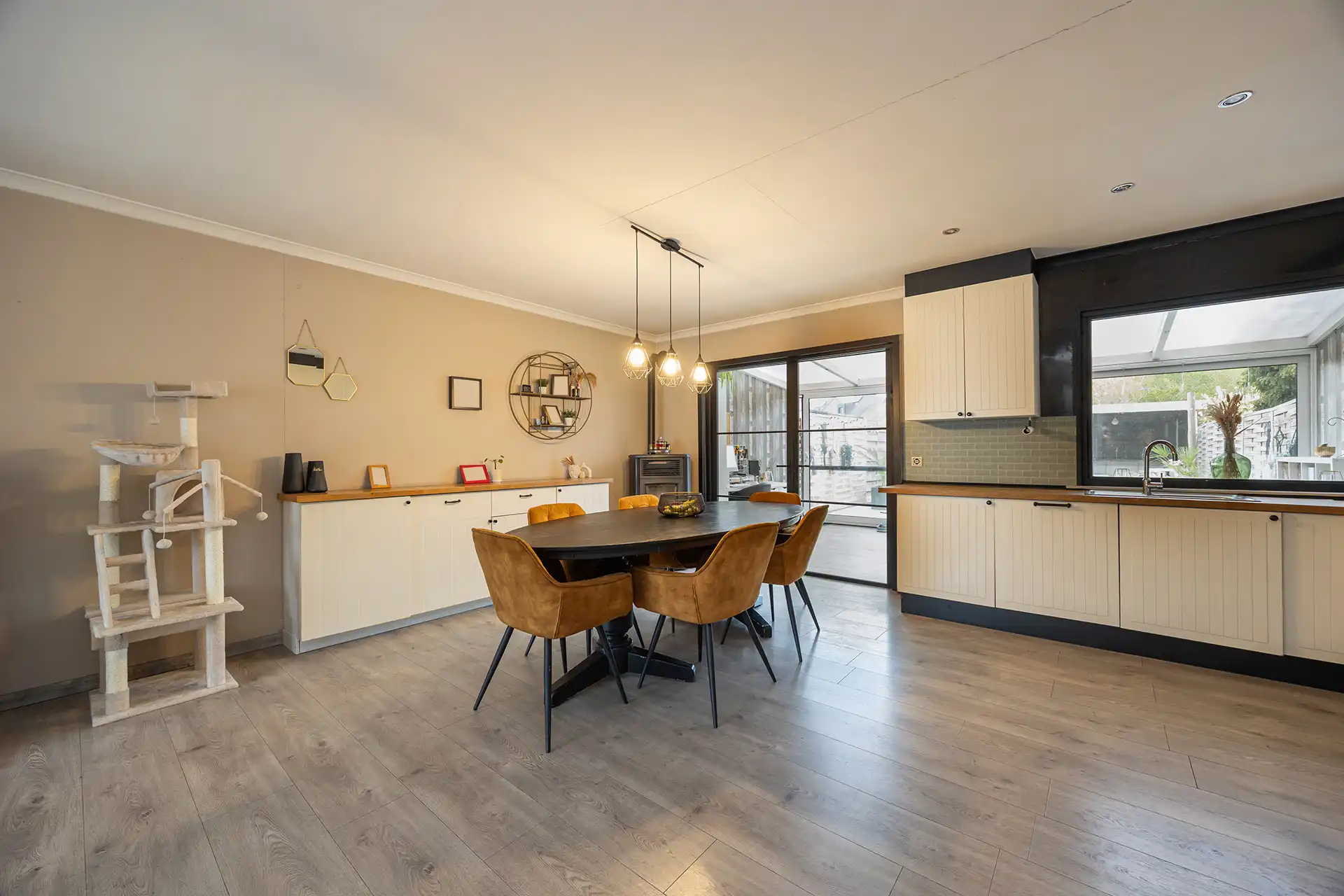 Instapklare woning met 4 slpk, veranda en tuin te Hemiksem! foto 2